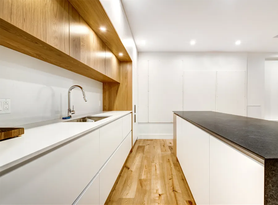 cuisine moderne blanche et bois en longueur