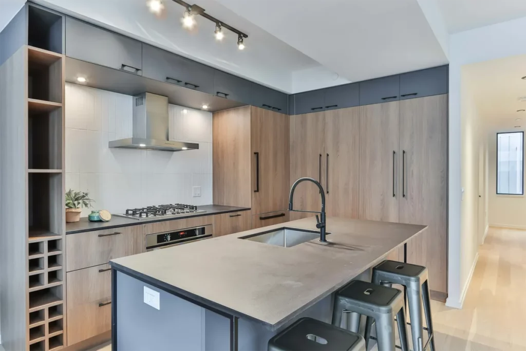 cuisine moderne gris et bois avec ilôt central