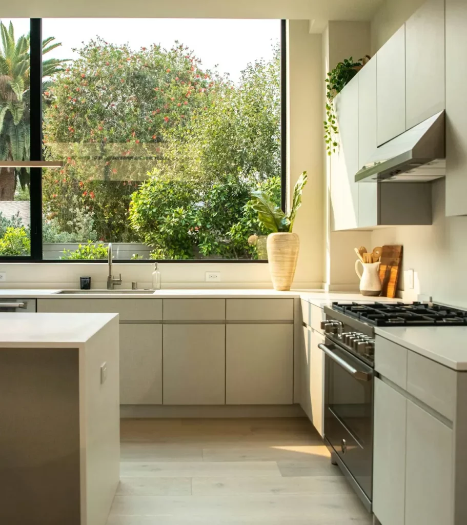 cuisine blanche et moderne ensoleillé